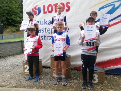 Zawodnicy na podium zawodów Lotos Cup Kids w Bystrej